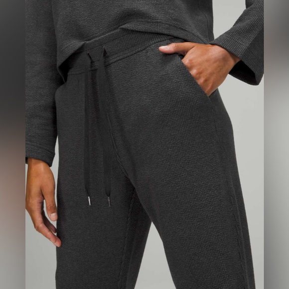 Lululemon Ribbed High-Rise 25” Joggers 7/8 Length In Heathered Black Size 4 - Picture 4 of 15